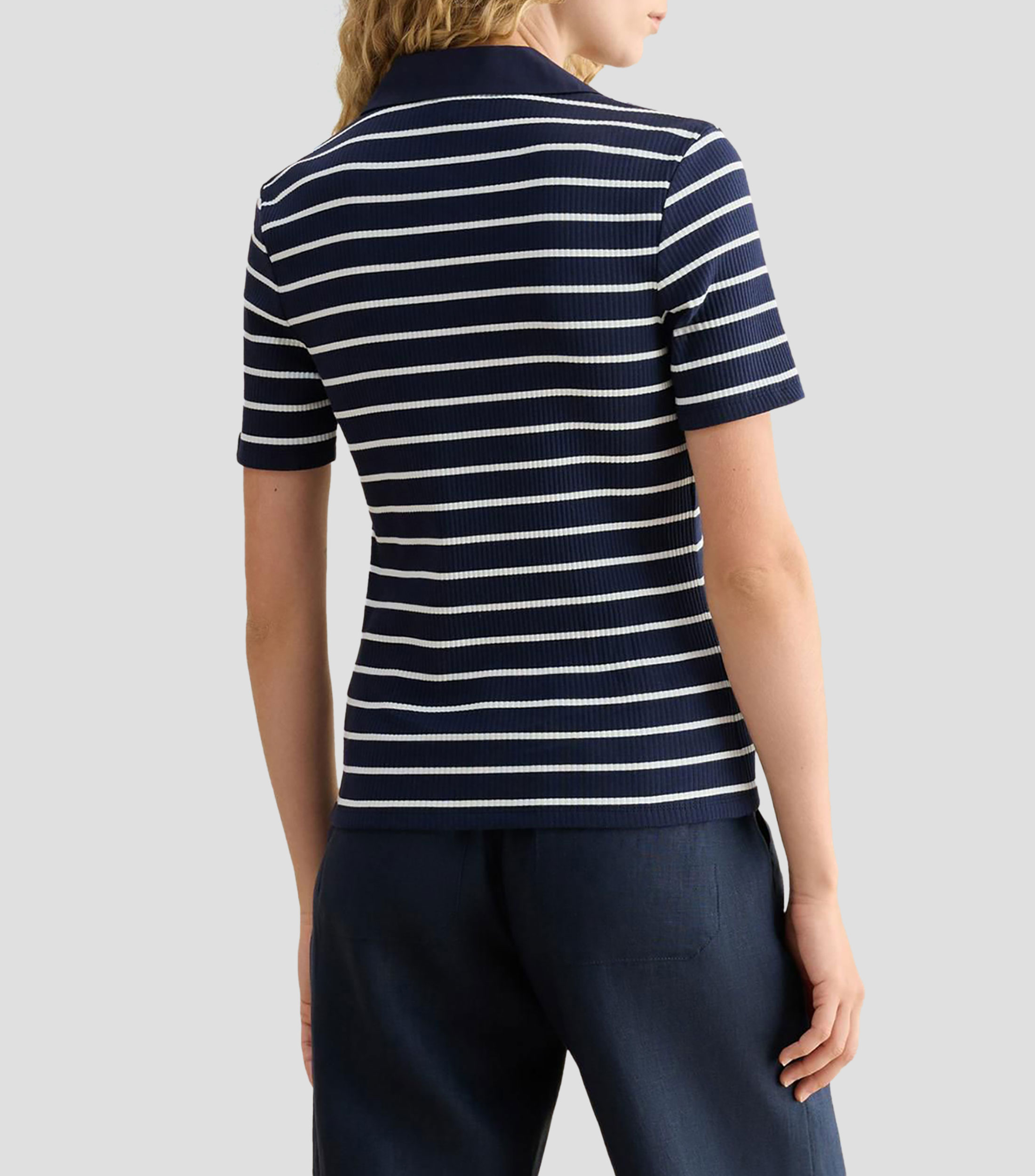 Playera cuello tipo polo manga corta a rayas Mujer
